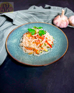 Салат из фунчозы с овощами (тонкая) по-корейски (кг).